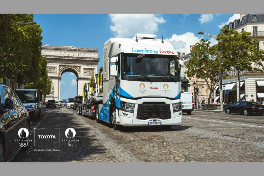 Transport von elektrifizierten APM (Accessible People Mover) auf einem wasserstoffbetriebenen LKW. (Foto: Toyota)