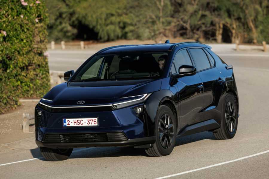 Bringt einen weiter: Bis zu 569 Kilometer sollen jetzt machbar sein, im Elektro-SUV aus Japan. | Foto: Toyota