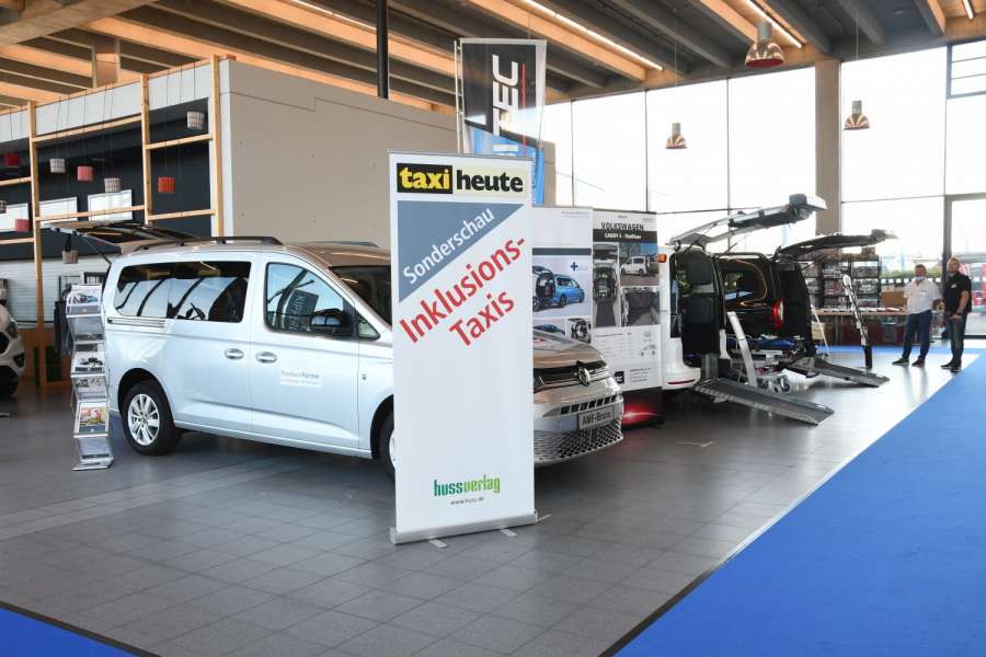 AMF-Bruns und MobiTEC zeigten mit dem VW Caddy Maxi 5 den Klassiker der Rollstuhltaxis. MobiTEC demonstrierte mit einer Fahrtrage, dass sich sein Flat-Floor-Konzept auch für Liegendtransporte eignet. (Alle Fotos: Dietmar Fund)