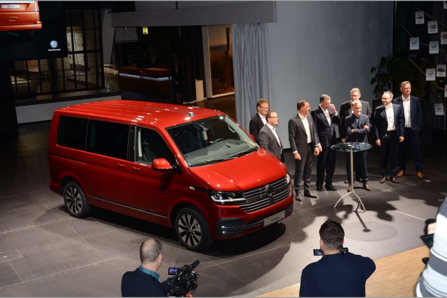 Stolz präsentierten die Vorstände von Volkswagen Nutzfahrzeuge im Autostadt-Pavillon ihrer Marke die „Update“ genannte Modellpflege der Baureihe T6. (Foto: Dietmar Fund)