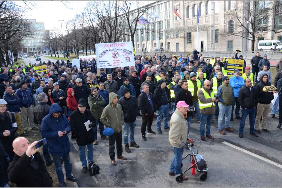 Zwischen der Staatskanzlei und dem bayerischen Verkehrsministerium hatten sich nicht ganz so viele Taxler versammelt, wie sich Veranstalter Frank Kuhle erhofft hatte. (Foto: Dietmar Fund)