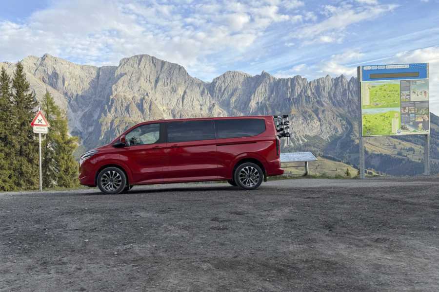 https://taxi-heute.deDank Allrad kommt der Ford am Berg weit.| Foto: Ford