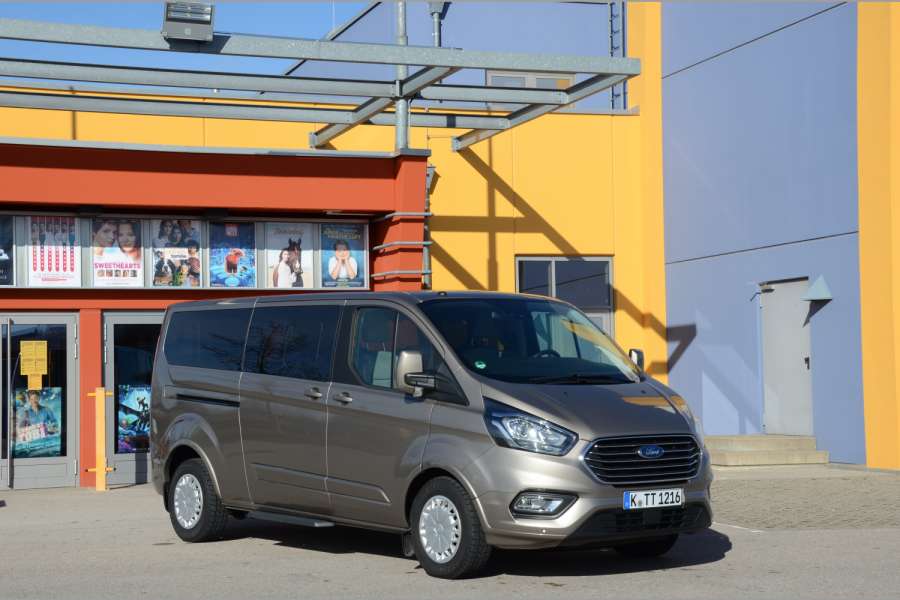 Der Shuttle-Bus hat beidseitig Schiebetüren mit fest installierten, leider recht schmalen Trittstufen. Die braucht er auch. (Foto: Dietmar Fund)
