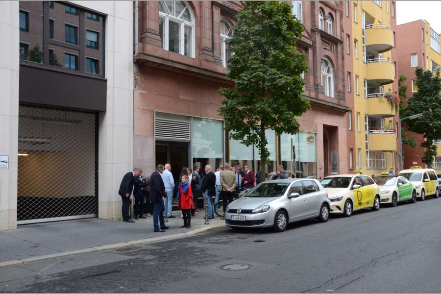 Berlin wirbt gerne mit dem Spruch „arm, aber sexy“ zu sein. Die Academy Lounge nahe dem Potsdamer Platz war indessen eher ärmlich und unsexy. (Alle Fotos: Dietmar Fund)