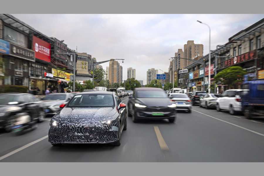 Schlägt sich schon sehr wacker im Shanghaier Stadtverkehr: CLA mit der jüngsten Automatisierungsstufe. | Foto: Mercedes-Benz