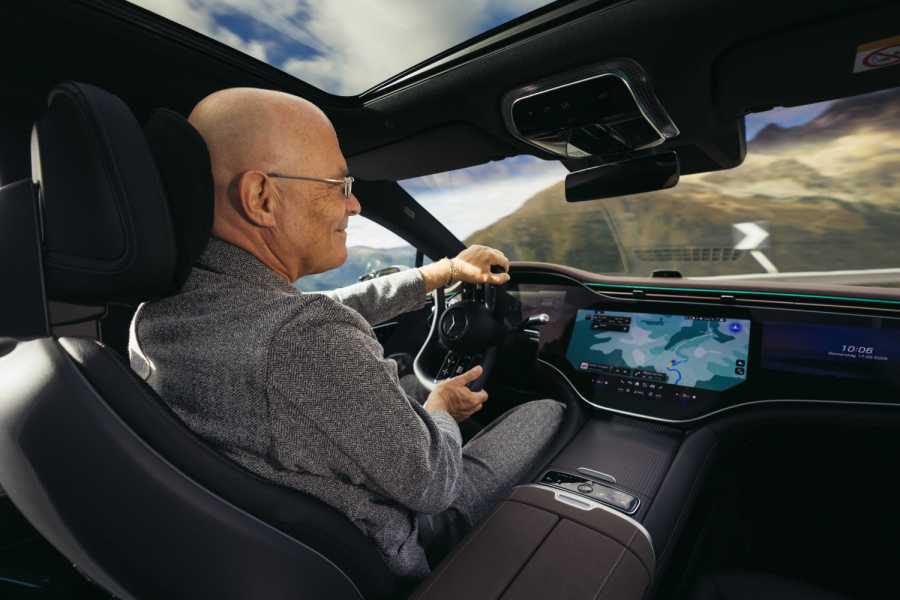 https://taxi-heute.deKurvencarven in den Alpen: geht mit Yoke-Lenkrad wunderbar, solange die Kurven keine engen Haarnadeln werden. | Foto: Mercedes-Benz