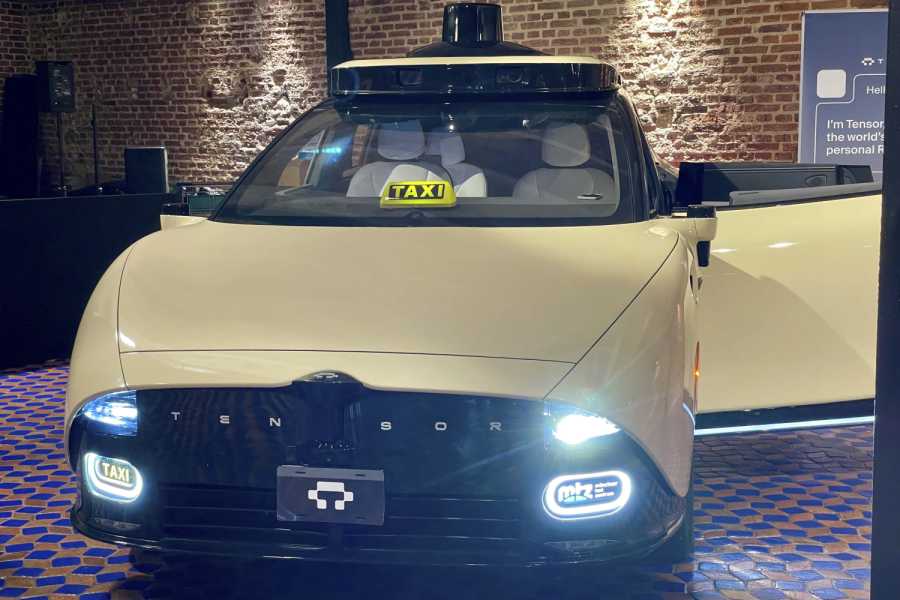 Ein echtes Taxi - in Hellelfenbein - nur ohne Fahrer. Mal sehen, wann das auf Münchens Straßen kommt.| Foto: David Ruiz
