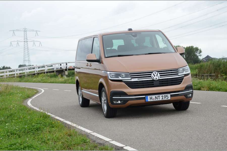 Der Multivan 6.1 Highline hat serienmäßig unter anderem LED-Scheinwerfer, ein Navi und das digitale Cockpit. (Alle Fotos: Dietmar Fund)