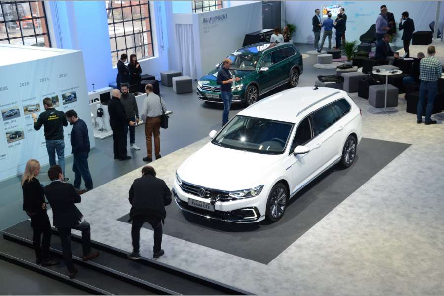 In der Veranstaltungs-Location im Süden Hamburgs zeigte Volkswagen nur drei Varianten des Kombis Passat Variant, für den sich 90 Prozent aller Geschäftskunden entscheiden. An sie gehen 80 Prozent aller Passat. (Foto: Dietmar Fund)
