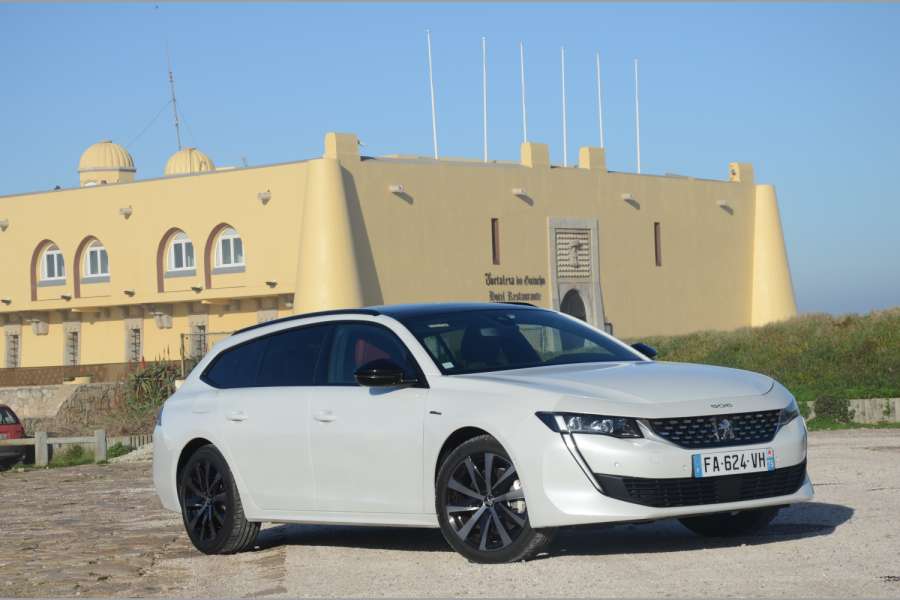 Der Peugeot 508 SW hat serienmäßig Voll-LED-Scheinwerfer. INTAX entwickelt ein Taxi-Paket für ihn. (Foto: Dietmar Fund)