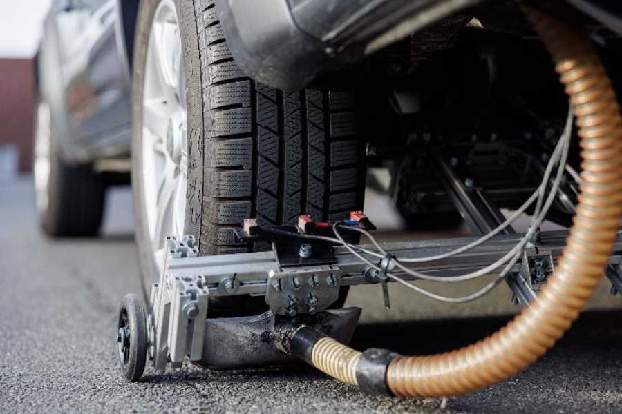 Speziell ausgerüstetes Testfahrzeug von Continental: Ein Saugmodul hinter dem Rad sammelt Reifenabrieb direkt bei der Entstehung. | Foto: Continental 