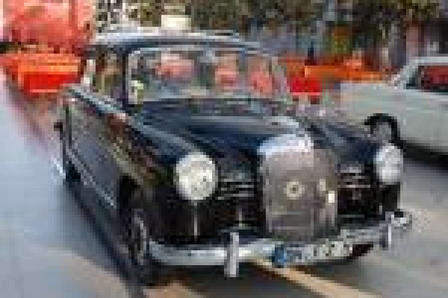 Bild:Vom Ponton bis zum W 212: Acht E-Klasse Taxis