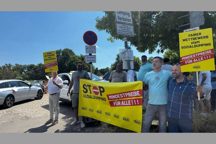 Taxifahrer demonstrieren mit einem Autokorso in der Stuttgarter Innenstadt gegen unfaire Wettbewerbsbedingungen durch Mietwagenplattformen wie Uber und Bolt. | Foto: TAXI-AUTO-ZENTRALE Stuttgart e.G.