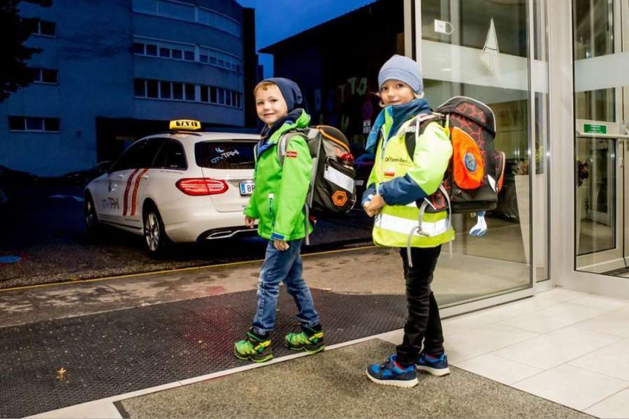Vom Krankenhaus St. Josef werden Erstklässler mit dem Taxi zur Schule gefahren. (Foto: Krankenhaus St. Josef Braunau)