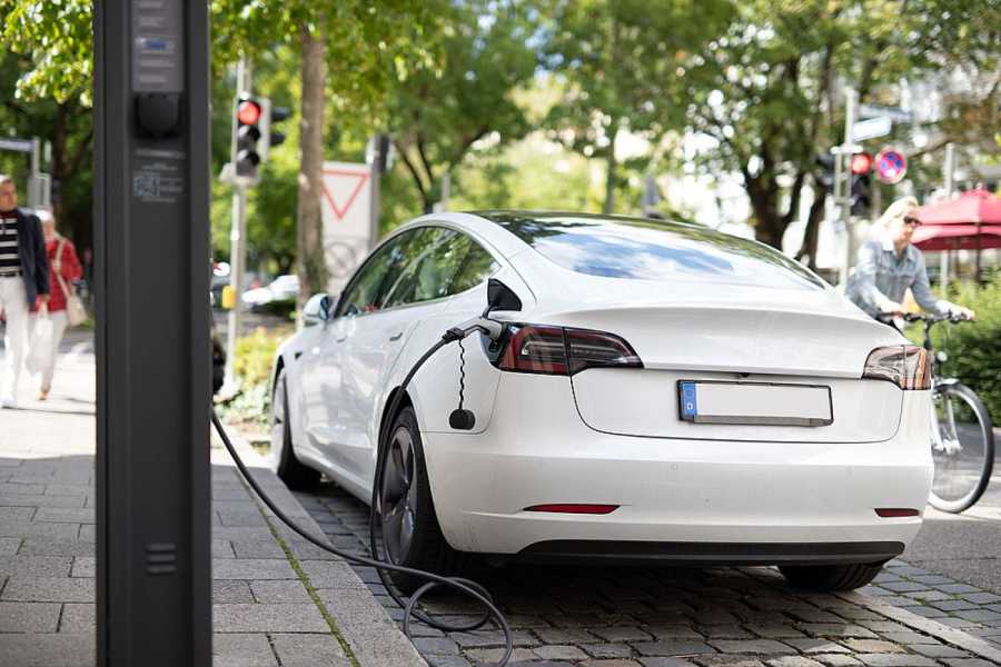 Nachhaltiger Trend - 19 Prozent der Befragten nutzen bereits ein Elektro- oder Hybridfahrzeug bzw. planen, in naher Zukunft auf ein solches umzusteigen. (Foto: shutterstock.com)
