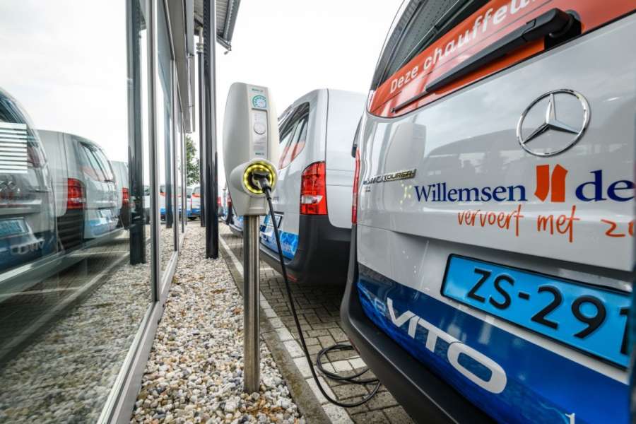 Den Wagen geladen: Ein niederländischer Taxi- und Shuttledienst nimmt 80 eVito Tourer in Dienst. | Foto: Daimler