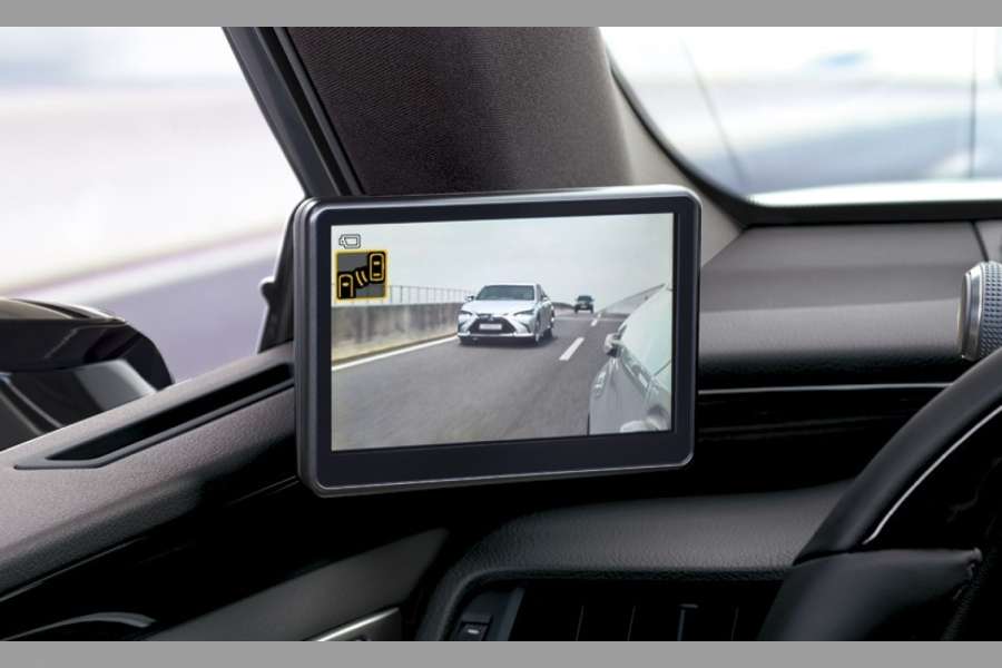 Die Monitoren an der A-Säulen warnen auch vor herannahenden Fahrzeugen. (Foto: Lexus)