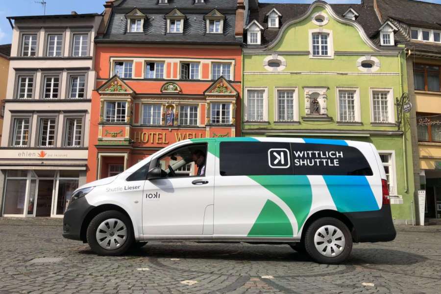 Die beiden „Willich Shuttles“ sind auffällig foliert und mit ioki-Logo beklebt worden. (Foto: ioki)