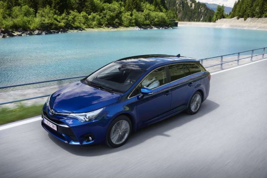Ein etwas längerer, neu geformter Bug und stärker ausgeprägte Seitenschweller sind die wichtigsten Änderungen an der Karosserie des Avensis. (Foto: Toyota)