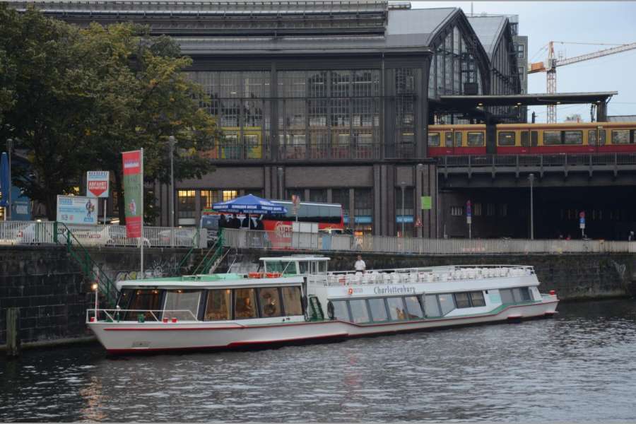 Mit dem Motorschiff Charlottenburg schipperte die Runde durch das Regierungsviertel. (Foto: Dietmar Fund)