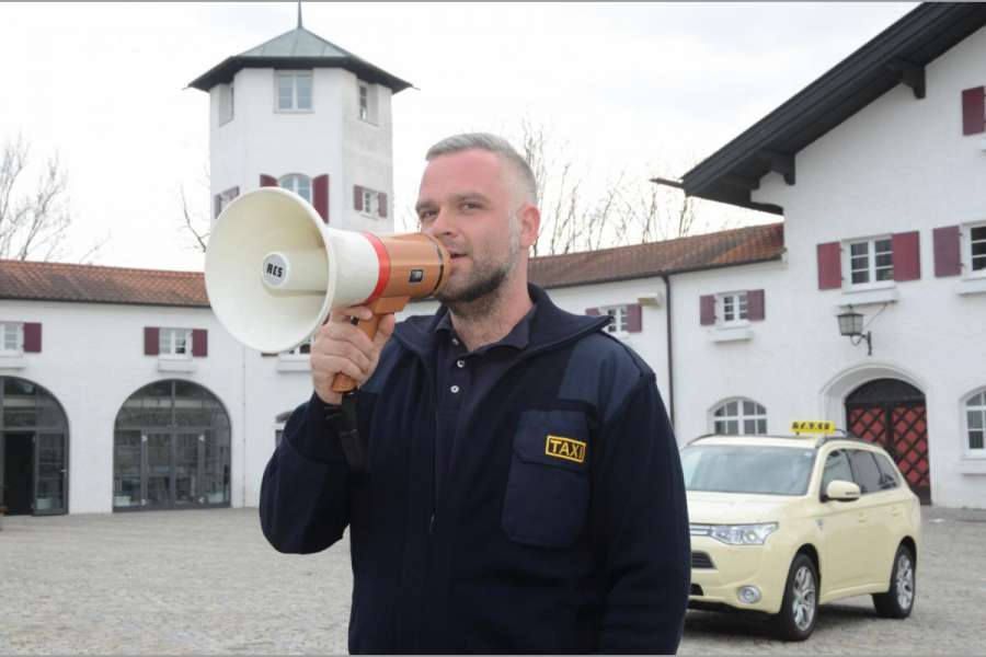 Ob ein Taxifahrer in der Firmenjacke auf die Bezahlung von Umkleidezeiten pochen darf, werden wohl erst Gerichte beurteilen müssen. (Foto: Dietmar Fund)