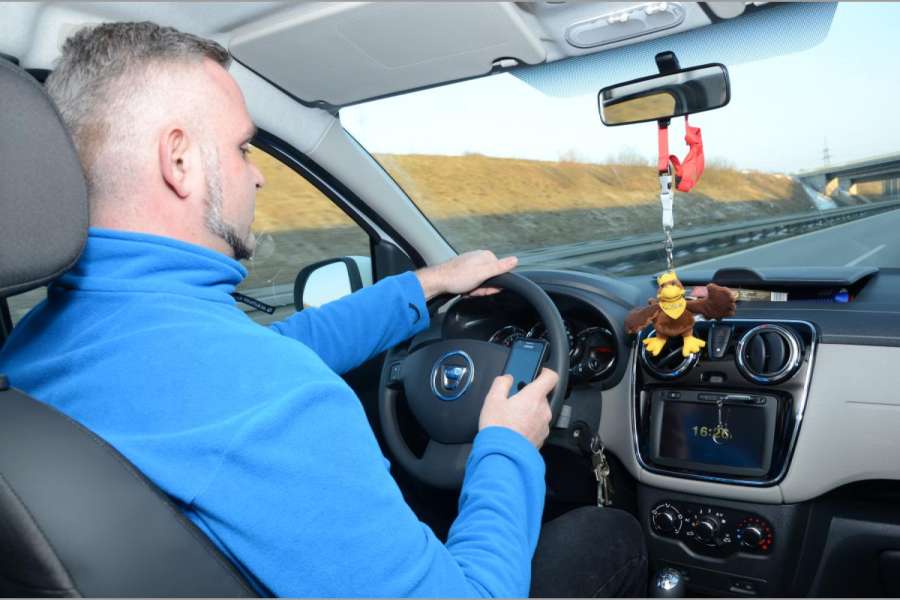 Das Handy am Steuer hielten zwei Drittel der Befragten für die gefährlichste Ablenkung. (Foto: Dietmar Fund)