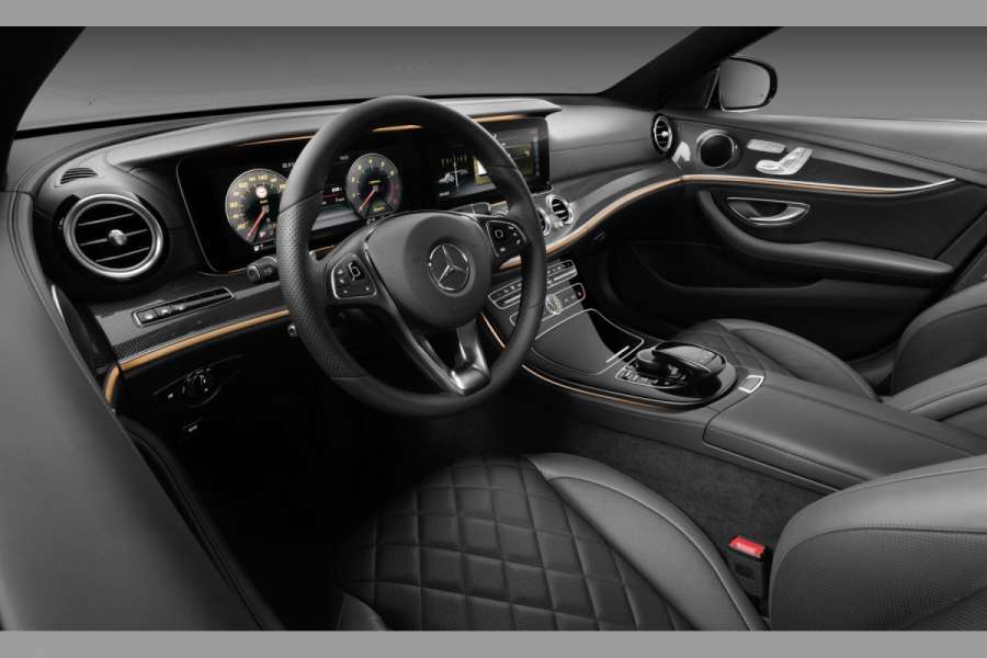 Je nach Getriebevariante bekommt die neue E-Klasse zwei unterschiedliche Mittelkonsolen. Hier ist die der Automatikversion mit einfacheren Rundinstrumenten kombiniert. (Foto: Mercedes-Benz)