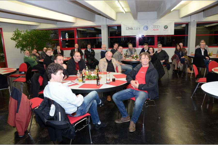 Beim Taxi-Stammtisch im Autohaus Link.Lahr können sich Unternehmer ungezwungen austauschen. (Foto: Dietmar Fund)