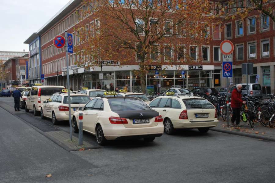 Wenn ein Taxifahrer eines Mehrwagenunternehmers inkognito einen Verkehrsverstoß begeht, darf in der Regel auch nur für sein Taxi eine Fahrtenbuchauflage verhängt werden. (Foto: Dietmar Fund)