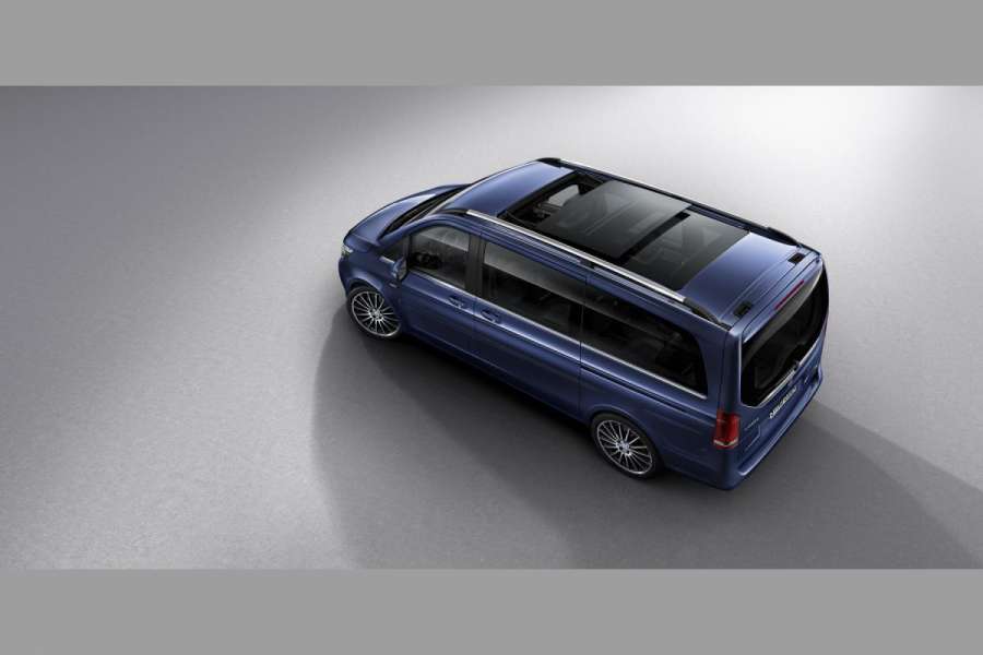 Das Glasdach der V-Klasse Exclusive ist 1,90 Meter lang und 1,12 Meter breit. (Foto: Mercedes-Benz)