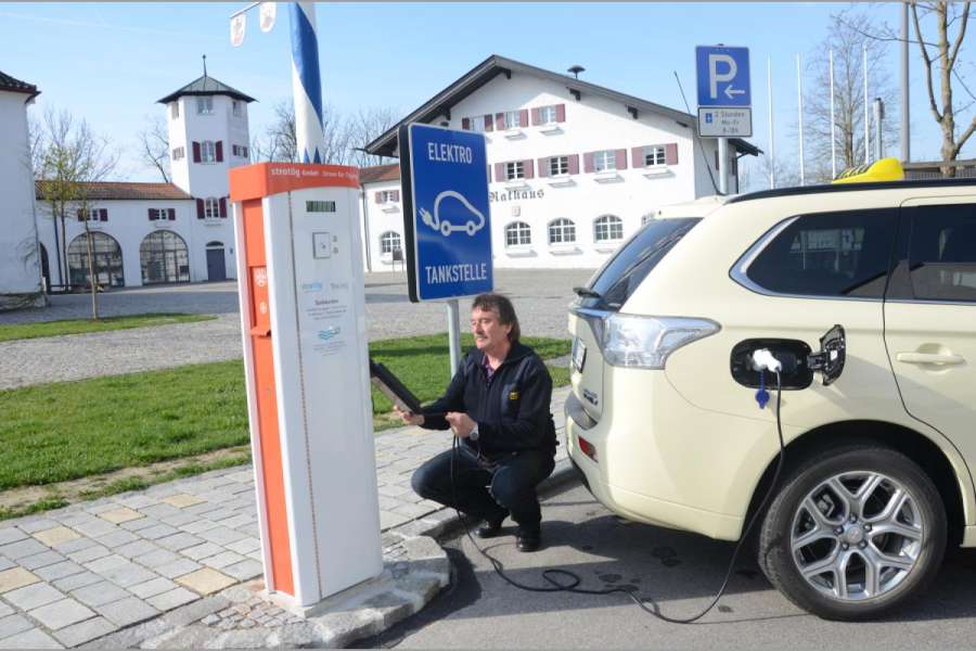 Auch öffentliche Ladestationen wie die vor dem Rathaus in Töging am Inn könnten über das Netzwerk von ENIO auffindbar werden. (Foto: Dietmar Fund)