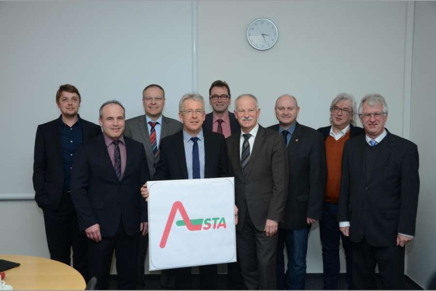 Benjamin Schmidt (ganz links) hat die AST-Verkehre und die App angestoßen. Sein Vater Matthias (2.v.r.) dankte Werkleiter Dieter Gerlach, der das AST-Logo hält, für die hervorragende Zusammenarbeit. Vier Bürgermeister und zwei weitere Vertreter der Stadtwerke freuten sich mit. (Foto: Dietmar Fund)
