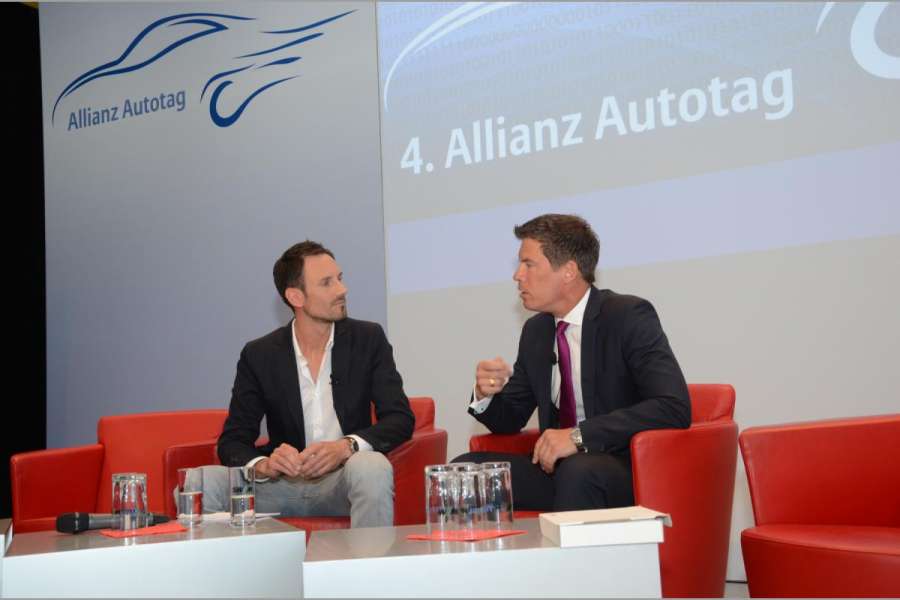 Allianz-Vorstand Frank Sommerfeld (r.) stellte das Tarifmodell BonusDrive im Zwiegespräch mit dem Fernsehmoderator Fero Andersen vor. (Foto: Dietmar Fund)