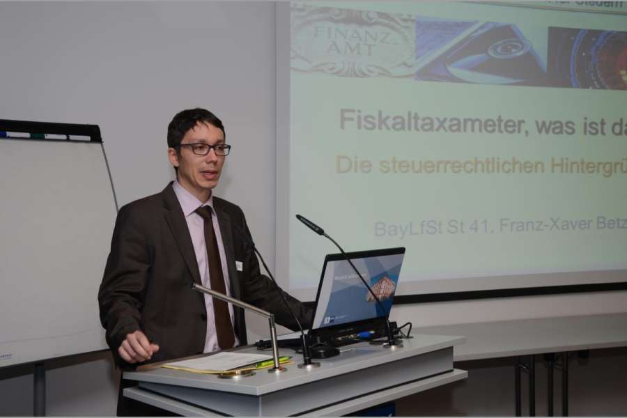 Franz-Xaver Betz machte vor rund 40 Teilnehmern transparent, was die Finanzverwaltung möchte und wo noch immer Punkte unklar sind. (Foto: Dietmar Fund)