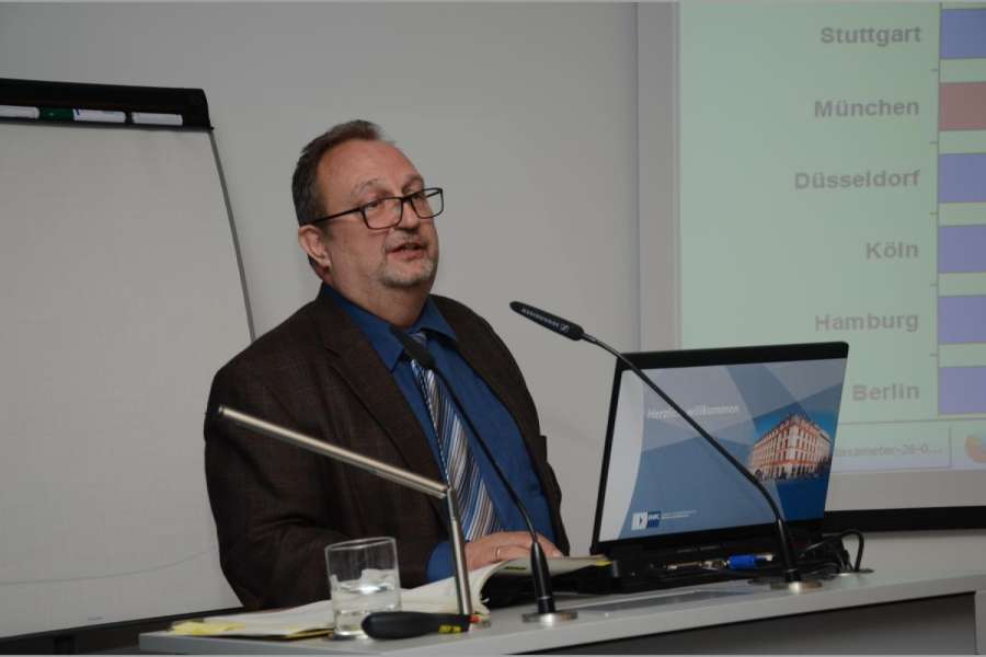 Hauptabteilungsleiter Günther Hetzel hat in seinem Sieben-Mann-Team nur einen Mitarbeiter für Taxikontrollen. (Foto: Dietmar Fund)