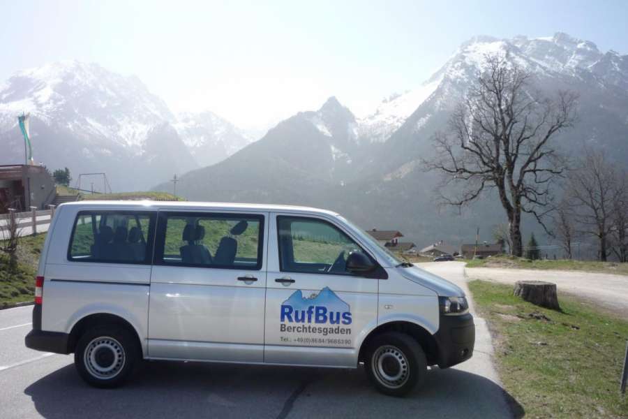 Der Rufbus hat Allradantrieb, um im Winter auch steile verschneite Strecken bewältigen zu können. (Foto: Landratsamt Berchtesgadener Land)