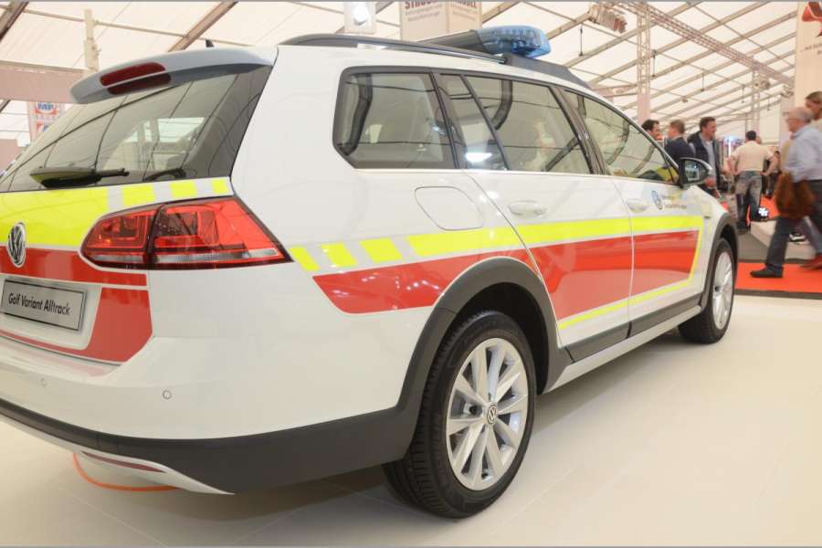 Die bei diesem Polizeifahrzeug 2015 noch recht breiten Streifen zwischen den Folienstücken sind inzwischen erheblich schmaler geworden. (Foto: Dietmar Fund)
