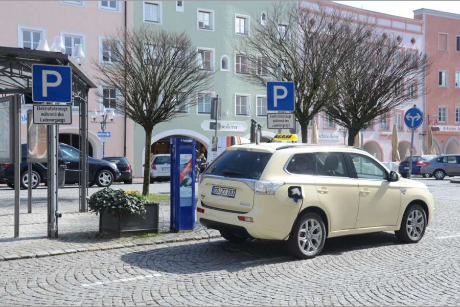 Ladesäulen wie hier in Mühldorf am Inn möchte München in großer Anzahl bereitstellen. (Foto: Dietmar Fund)