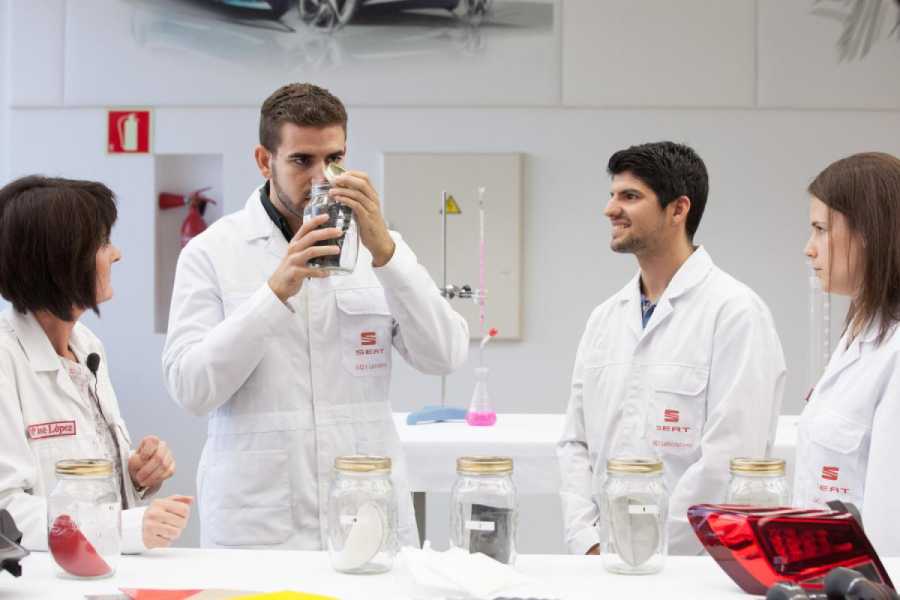 Die von Seat verbauten Materialien werden auch außerhalb des Fahrzeugs auf ihren Geruch hin überprüft. (Foto: Seat)