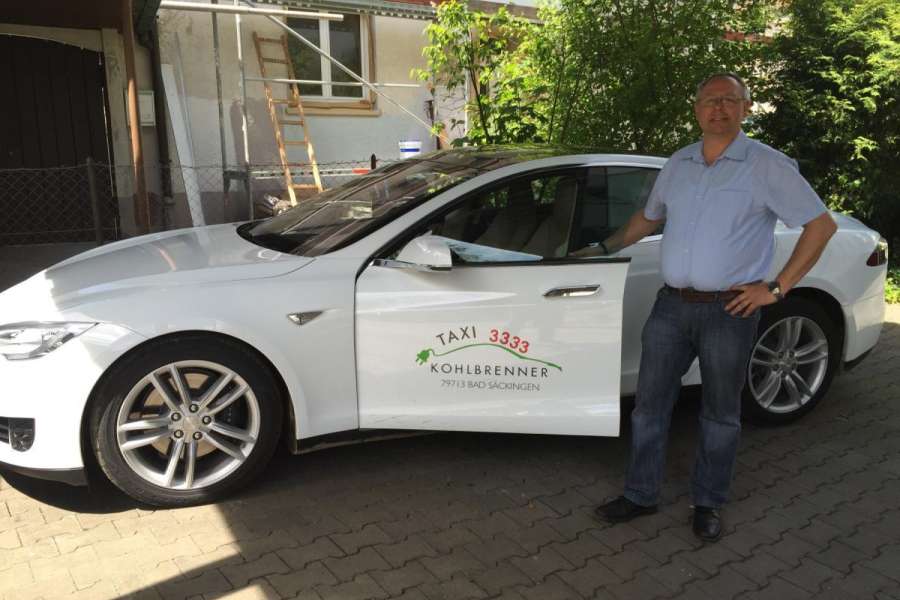 Gregor Döbele hat sich wegen der Reichweite für den teuren Tesla entschieden. (Foto: Taxi Kohlbrenner)