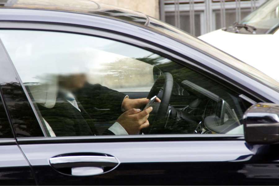 Viele Autofahrer können nicht vom Handy lassen und gefährden damit eine Menge anderer Verkehrsteilnehmer. (Foto: Mobil in Deutschland e.V.)