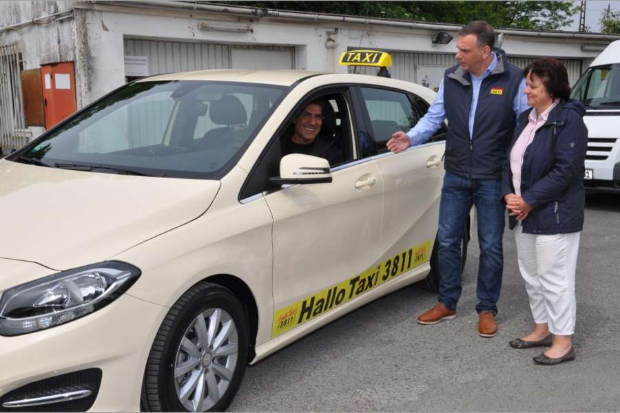Geschäftsführer Sven-Marcus Fürst (2. v. r.) war mit dem Ergebnis der viertägigen Kontrollen sehr zufrieden. (Foto: Hallo Taxi 3811 GmbH)