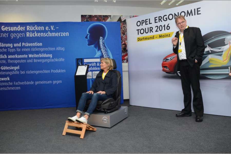 Die Ergotherapeutin Susan von der Heyden und AGR-Geschäftsführer Detlef Detjen zeigten am AGR-Sitz des Opel Astra, worauf es bei der richtigen Sitzeinstellung ankommt. (Foto: Dietmar Fund)