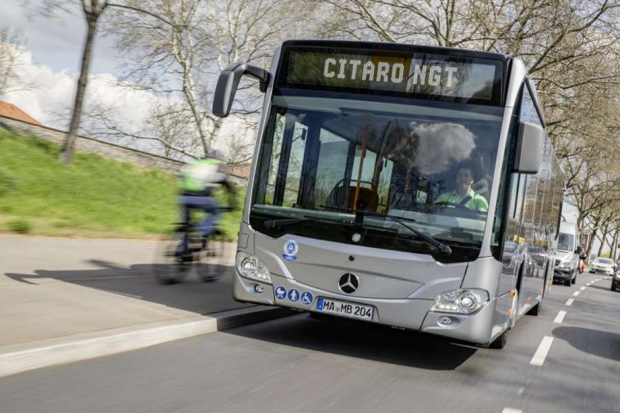 Wenn ein Bus die Spur wechselt und mit dem Heck versehentlich einen Pkw streift, muss das der Busfahrer nicht unbedingt bemerken. (Foto: Daimler AG)