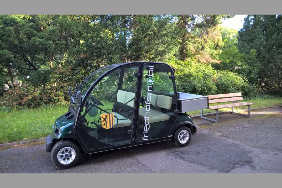 Das Elektromobil zeigt bis zu drei Fahrgästen letzte Ruhestätten auf dem Südfriedhof. (Foto: Stadt Leipzig)