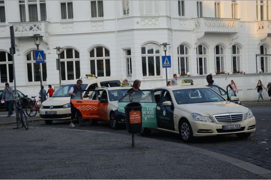 Wenn es eng hergeht und aussteigende Fahrgäste einen Unfall verursachen, muss den die Kfz-Haftplicht bezahlen. (Foto: Dietmar Fund)