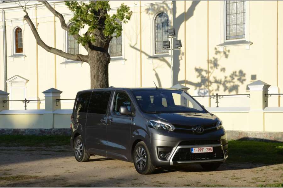 Von der Variante L1 mit langem Radstand und kurzem Überhang als „Shuttle“ erwartet Toyota im Taxi-Bereich die meisten Verkäufe. (Foto: Dietmar Fund)