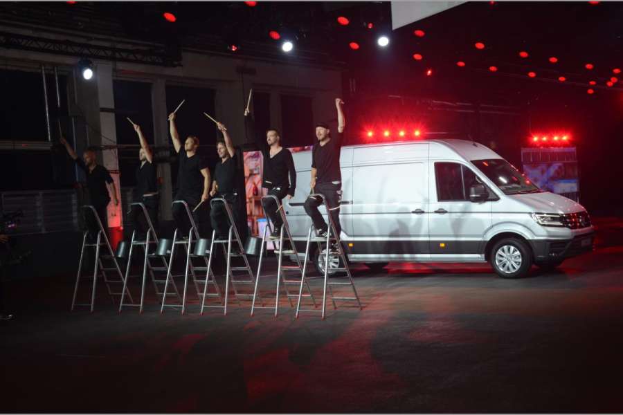 Die lange Crafter-Variante mit mittlerer Dachhöhe dürfte als verglaster und bestuhlter Kombi am häufigsten ins mobile Gewerbe rollen. (Foto: Dietmar Fund)