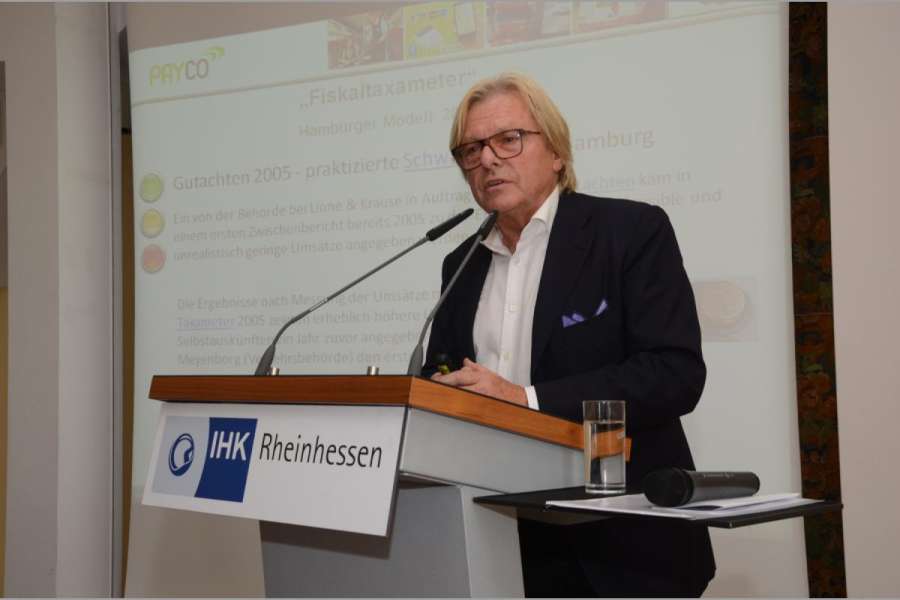Manfred Schröder plädiert wie hier bei der Industrie- und Handelskammer Mainz für sein Kassenjournal als Alternative zum INSIKA-Verfahren. (Foto: Dietmar Fund)