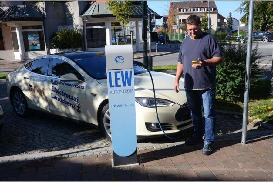 Bundesverkehrsminister Dobrindt will außer Ladesäulen an Autobahnen wenigstens auch ein paar „in der Fläche“ fördern. (Foto: Dietmar Fund)